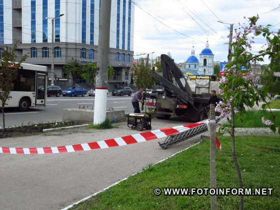 з алеї сакур прибрали бігборд